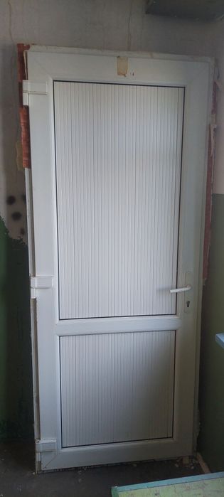 Продам дверь пластиковая входная