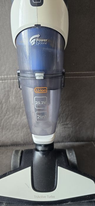 Продавам акумулаторна прахосмукачка PHILIPS