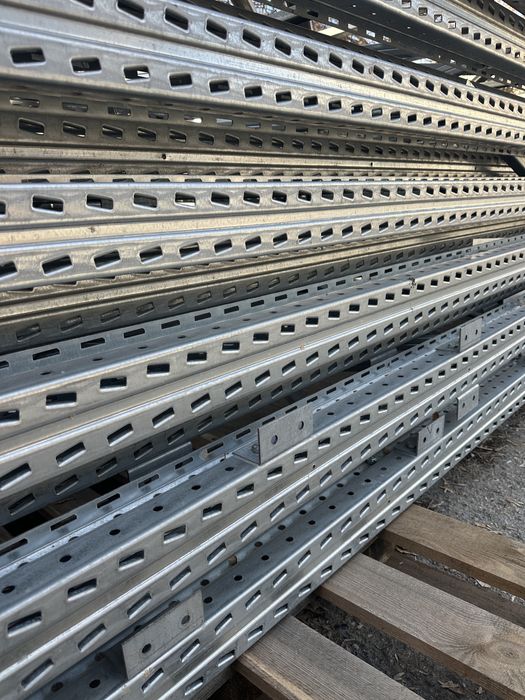 Stoc de rafturi metalice