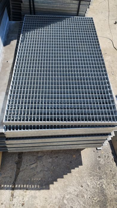 Grătare grilaje rigole pentru scurgeri și canalizari și trepte zincate pentru scări metalice