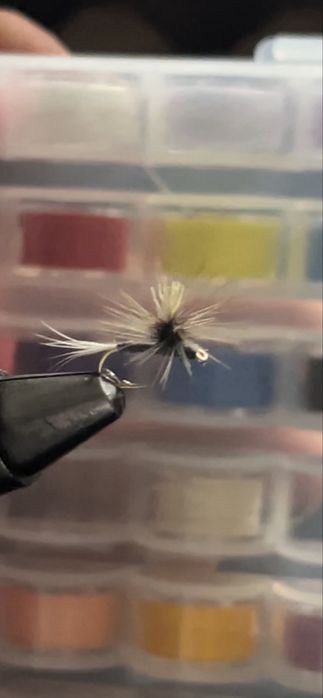 Ръчно изработени мухи и нимфи за риболов на пъстърва и кефал