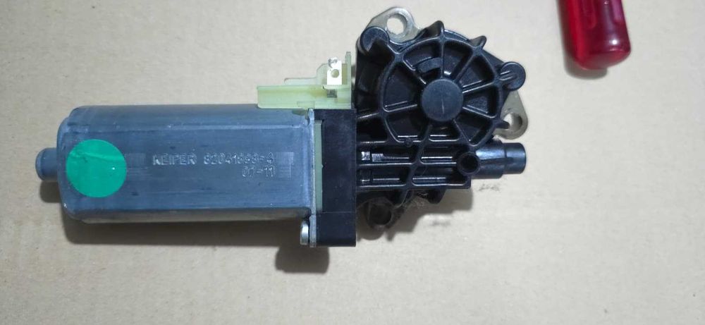 Motoras scaun dreapta fata MERCEDES-BENZ C-CLASS W204 OEM 0390203002