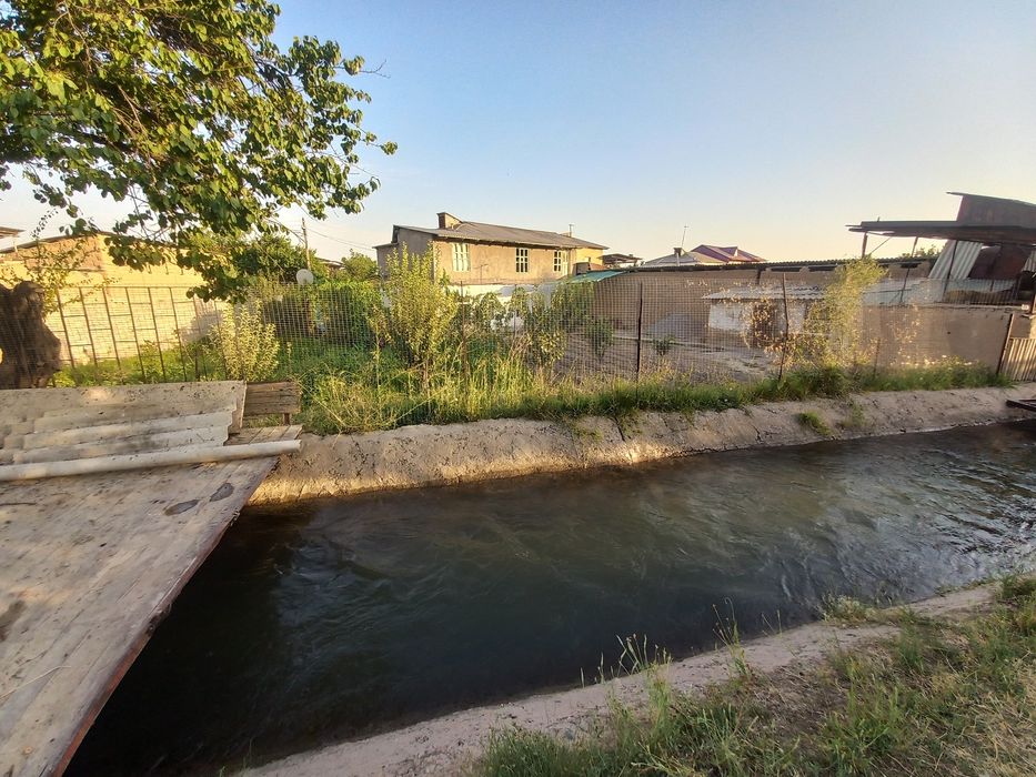 Uy sotiladi Qibray uzumzor mahallasida