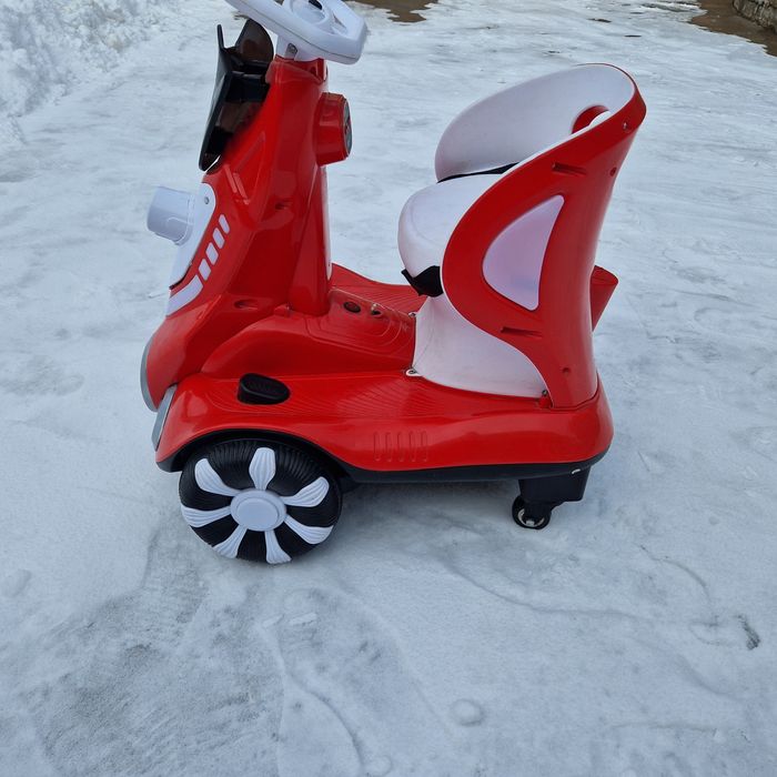 Красная детская машинка