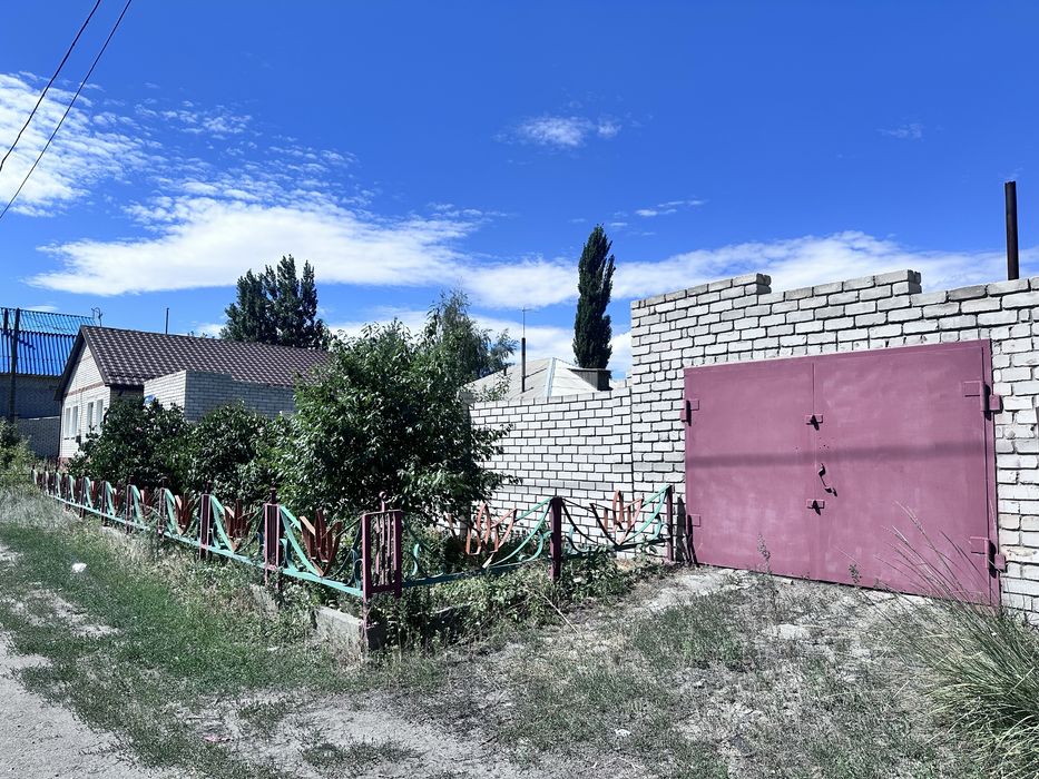 большой кирпичный дом