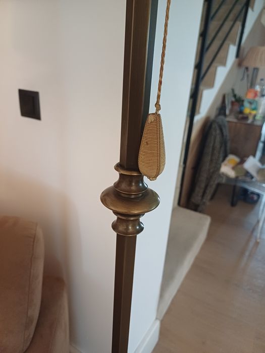 Lampadar de bronz cu abajur deosebit