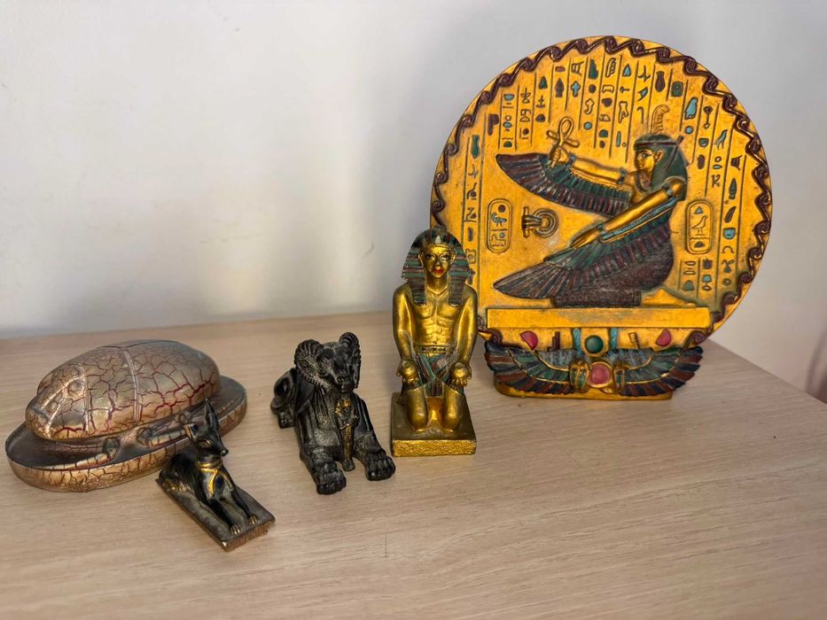 Lot 6 decorațiuni Egipt Antic – placă hieroglife, scarabeu, Anubis, faraon, sfinx