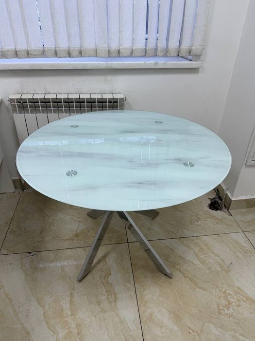 Продаётся стеклянный стол