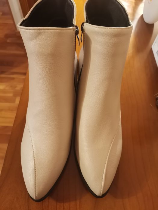 Кожени боти. Цвят екрю много леки елегантни с нисък ток. Чисто нови.