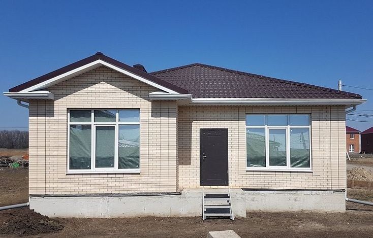 Vand case pe structura metalica din panouri sandwich termoizolante