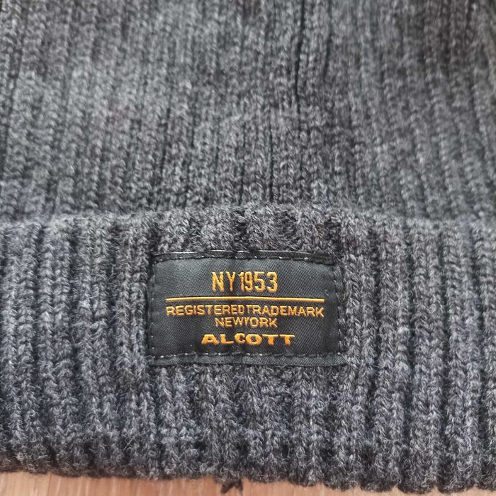 Нова шапка сива.