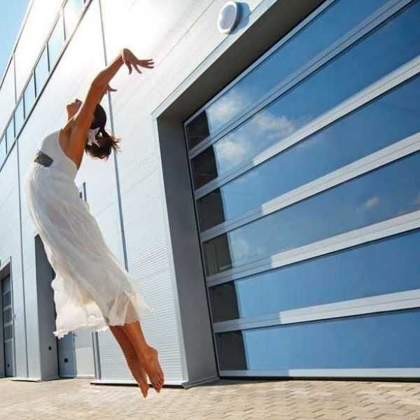 Ворота секционные с панорамными панелями.