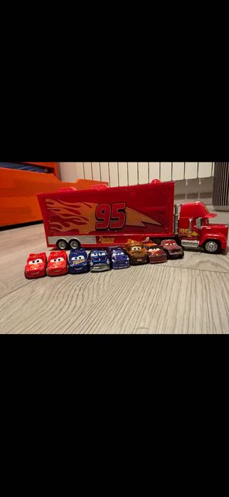 Fulger Mcqueen- Mack Hauler cu masinute din metal