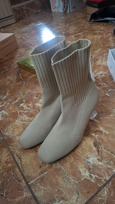 Елегантни удобни боти с ток