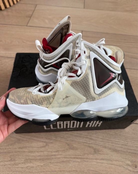 Sneakers Nike LeBron 19 sketch white black red