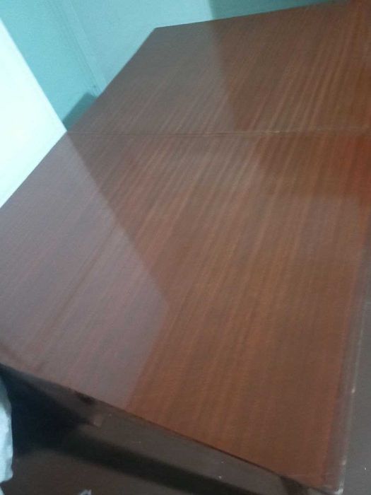 Продается лакированный большой стол