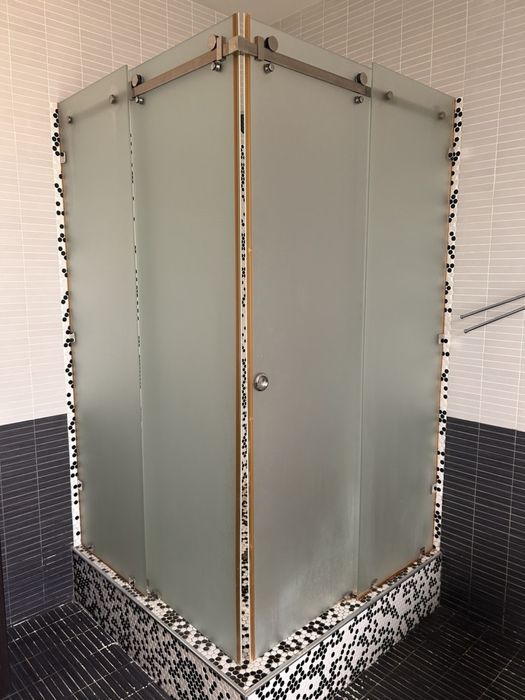 Стеклянная дверь перегородка, с петлями и доводчиком