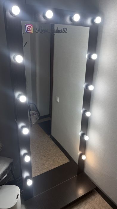 Зеркало с лампочками