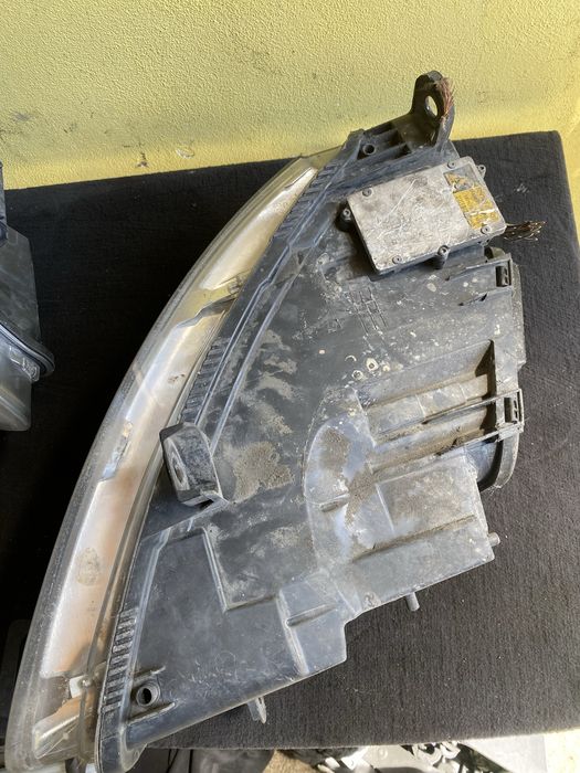 Faruri St/Dr Audi A6 C6 Xenon Pret 700 lei buc fara cleme rupte