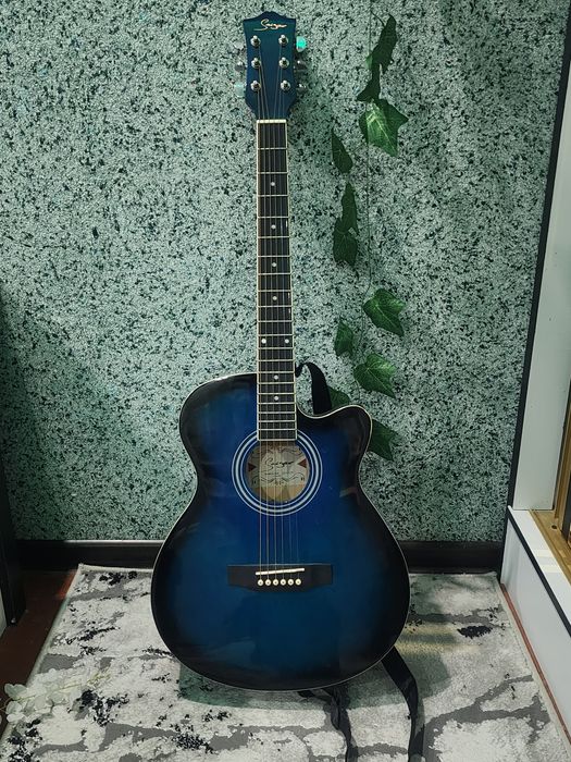 Gitara, plus sifatli sumkasi va capo ham bor