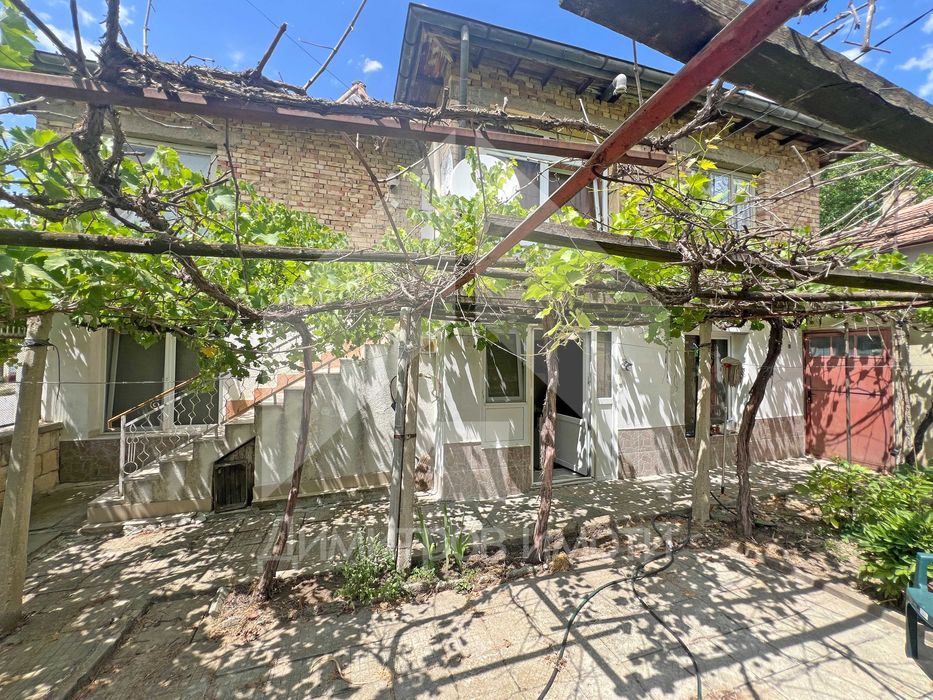 Продава самостоятелна двуетажна къща с двор от 600 м2 и ГАРАЖ. Център!