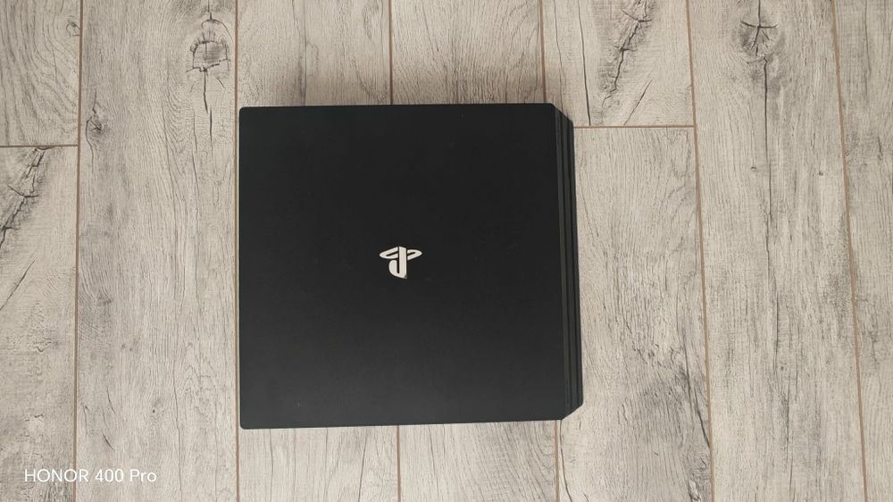Playstation 4 pro 1 TB +2 контролера  + 10 игри