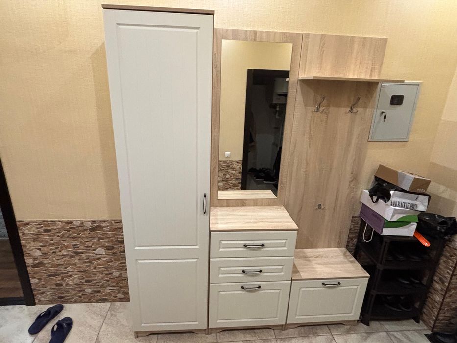 Продается прихожий шкаф