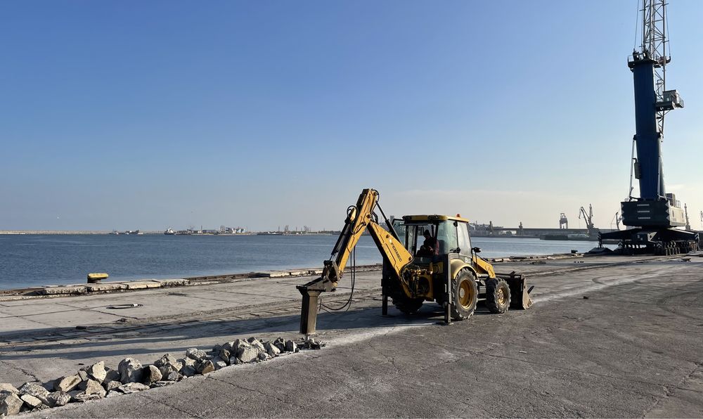 Buldoexcavator cu picon, Demolari, Evacuari moloz