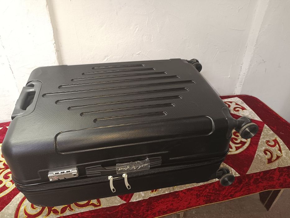 продам чемодан большой 70см 12000т