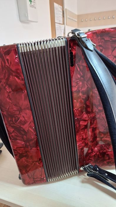 Vând Acordeon Weltmeister Meteor 120 basi