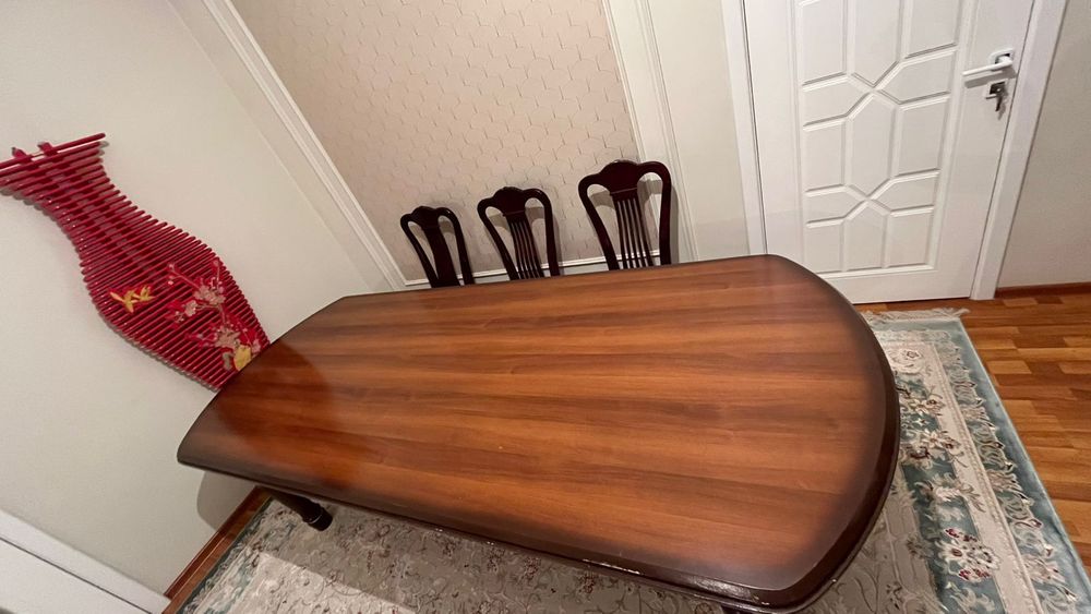 Кілем, шкаф, стол ,