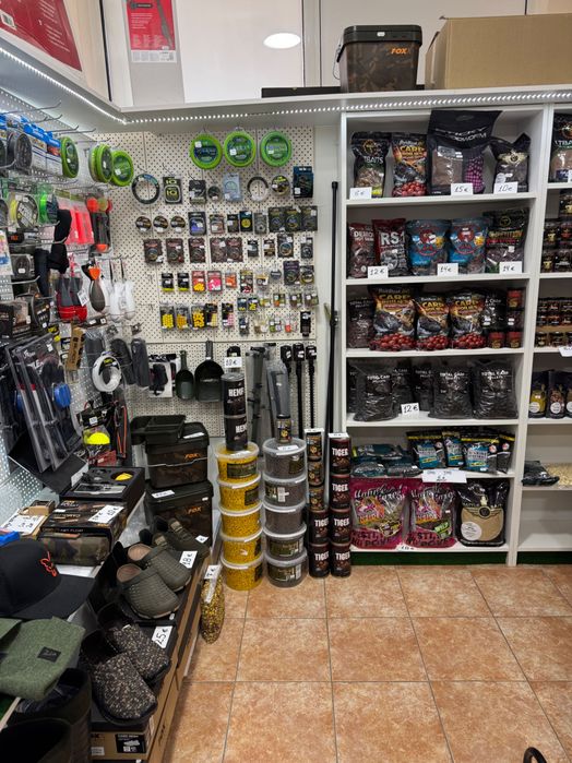 Стока и стелажи от риболовен магазин.