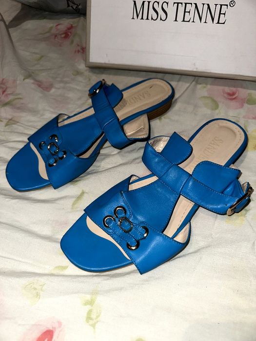 продается обувь ( женская )