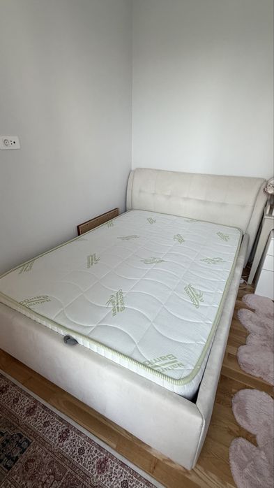 Pat tapițat 140x200 cm + somieră rabatabilă (în stare foarte bună) XXLUTZ