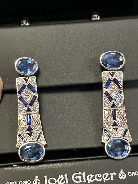 Серьги с сапфирами и бриллиантами.