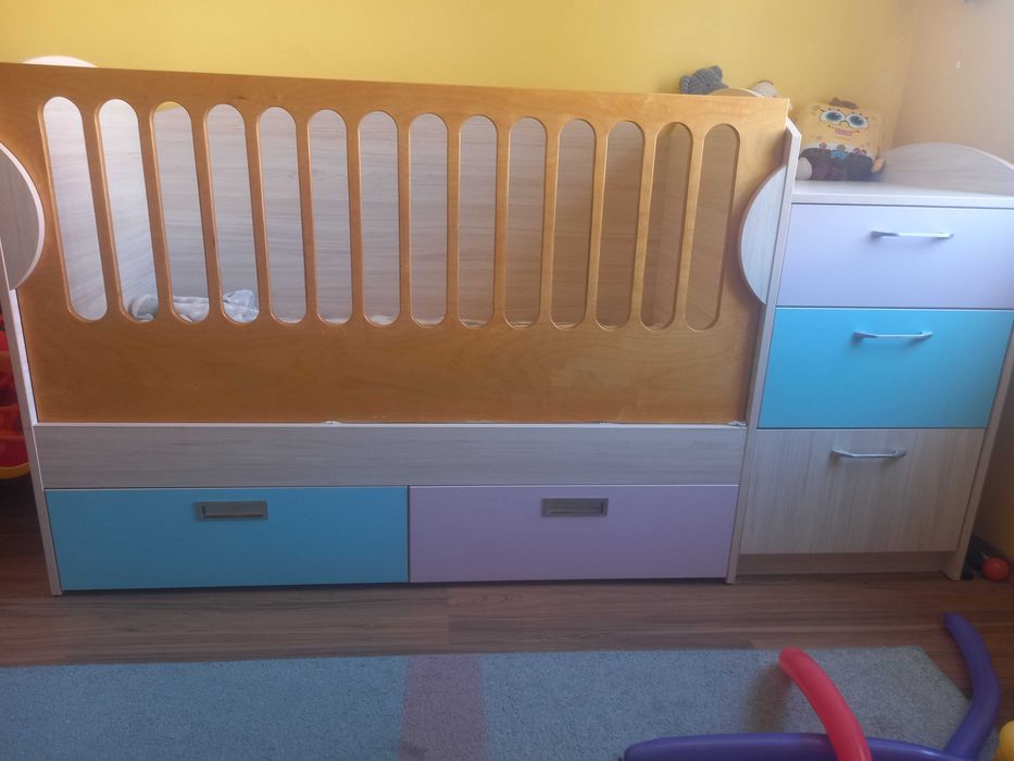 Стилна бебешка кошара + повивалник и шкафчета