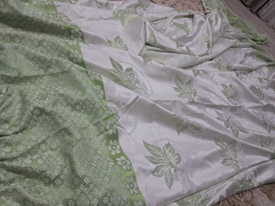 Шторы две штуки зеленовато блестящие.