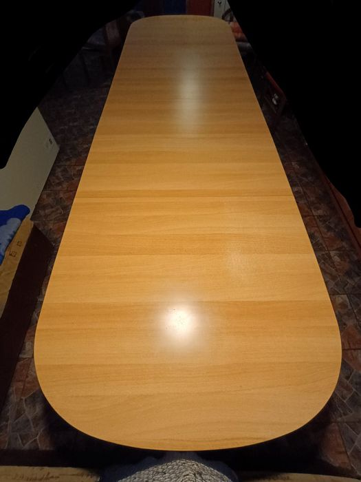 Vând masă foarte frumoasă și aspectoasă.