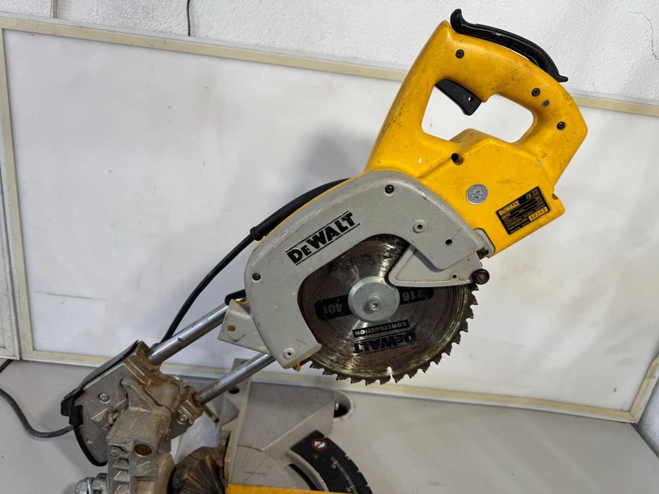 Циркуляр пендула - Dewalt 1200W / 216mm
