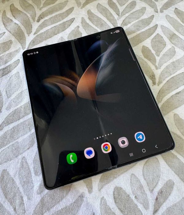 Vând un Samsung Galaxy Fold 4 verde cu 512 GB spațiu de stocare.