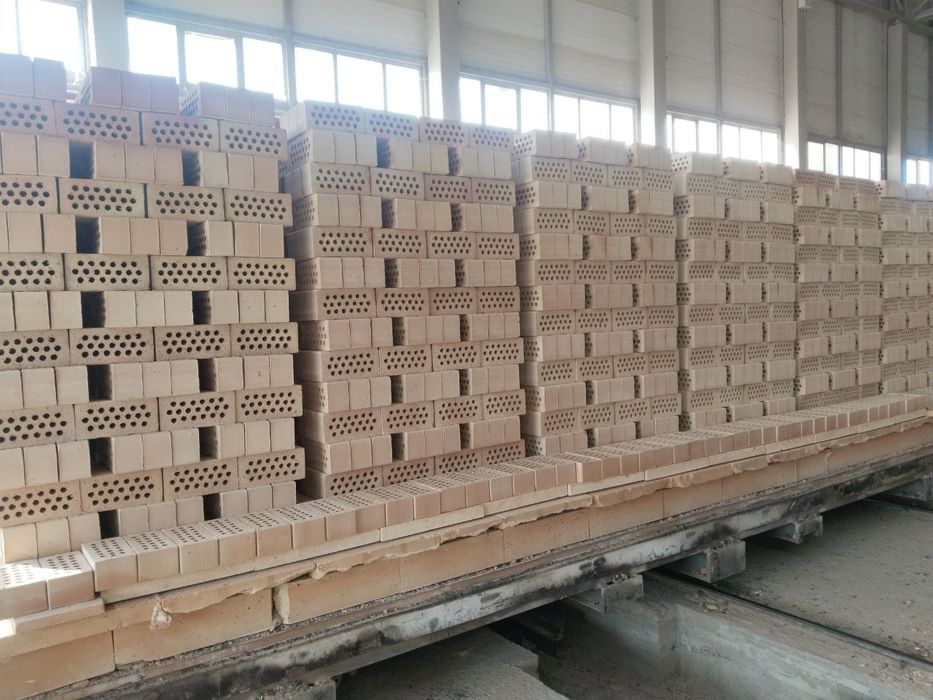 Гишт кирпич прямой с завода производителя. Цена с доставкой  в полетах