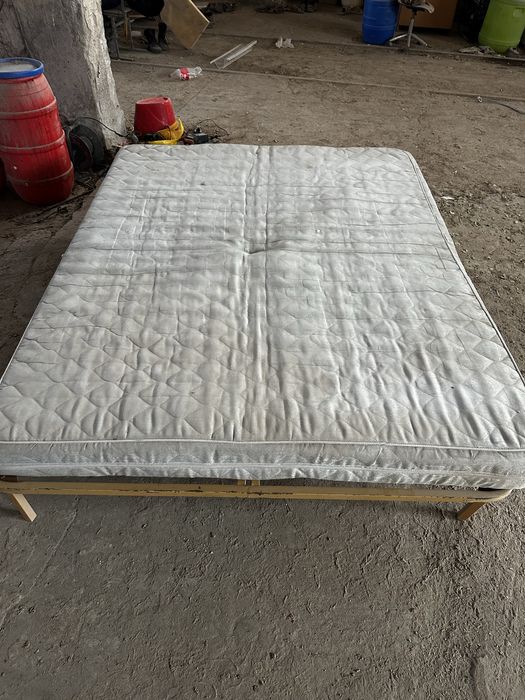 Кровать и диван бесплатно