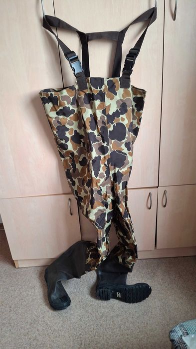 Болотные сапоги, охотничий костюм