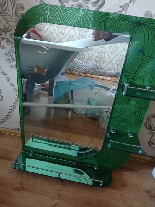 Зеркало для ванной с полочками