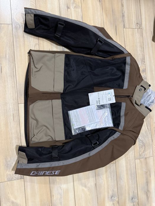 Vand echipament moto geaca DAINESE Outlaw Tex noua marimea 52 si pantaloni Spidi