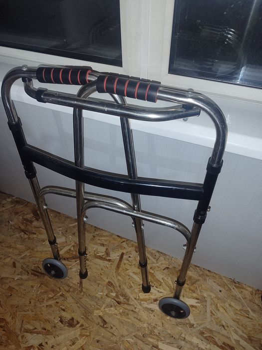 Продам коляску,, ходунки, горшок