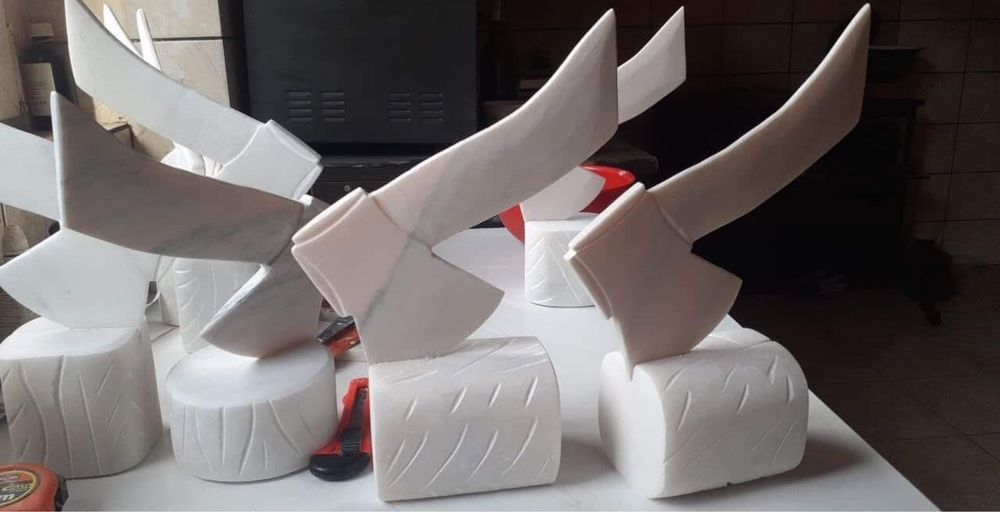 Felinare pentru cimitire 150 lei  /toporele din marmura 100 lei