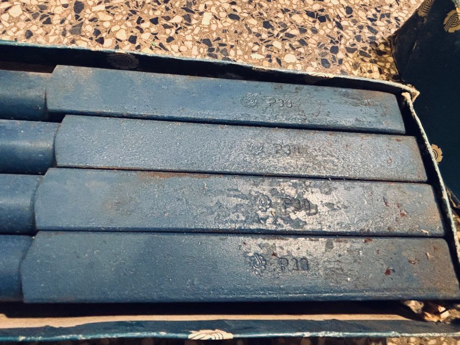 Стругарски нож глух отвор 25х25 Р30