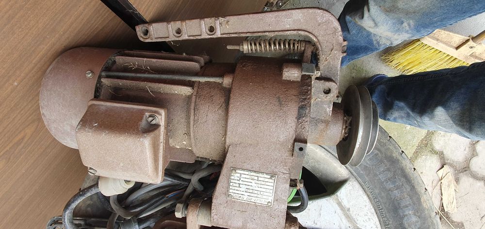 Doua motoare pentru masina de cusut cu ambreiaj