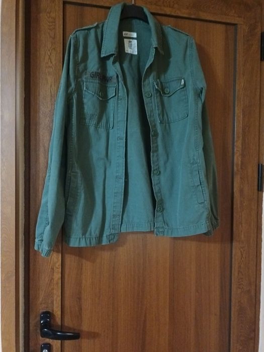 Дамска риза в зелен цвят.